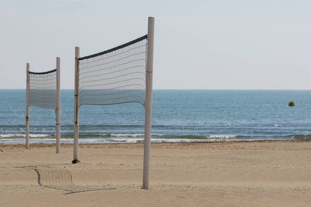 April 9, 2020, Valencia, VALENCIA, SPAIN: Illustration, general view of the empty Malvarrosa beach in Valencia during the Hole Week and the fourth week after the Government declared the state of alarm in Spain and recommended people to stay at home to fight coronavirus COVID-19 on April 9, 2020 in Valencia, Spain Valencia SPAIN - ZUMAa181 20200409_zaa_a181_025 Copyright: xIvanxTerronx