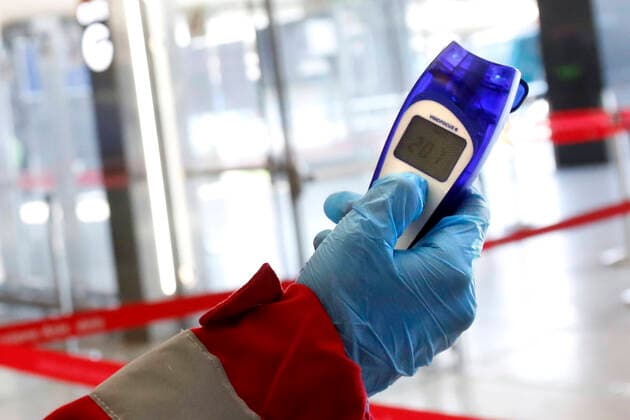A volunteer of the Red Cross shows a body scanner Rome April 9th 2020. Termini train station. Due to the coronavirus emergency, bodyscanner were introduced at the mayor train stations. Since this morning, the Red Cross together with the volunteers of the Order of Doctors, will take the temperature with a body scanner on passenger arriving at the train stations. Photo Samantha Zucchi Insidefoto SamanthaxZucchi