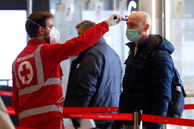 News Bilder des Tages Volounteers of the Red Cross take the temperature on people getting out the trains Rome April 9th 2020. Termini train station. Due to the coronavirus emergency, bodyscanner were introduced at the mayor train stations. Since this morning, the Red Cross together with the volunteers of the Order of Doctors, will take the temperature with a body scanner on passenger arriving at the train stations. Photo Samantha Zucchi Insidefoto SamanthaxZucchi