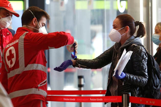 Volounteers of the Red Cross take the temperature on people getting out the trains Rome April 9th 2020. Termini train station. Due to the coronavirus emergency, bodyscanner were introduced at the mayor train stations. Since this morning, the Red Cross together with the volunteers of the Order of Doctors, will take the temperature with a body scanner on passenger arriving at the train stations. Photo Samantha Zucchi Insidefoto SamanthaxZucchi