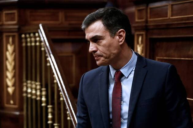Spanish Prime Minister, Pedro Sanchez (C), in his way to his seat after he delivered a speech during the plenary session at Lower Chamber of Spanish Parliament, in Madrid, Spain, 09 April 2020. The session is to be focused in passing a new extension of the state of alarm due to coronavirus outbreak. Plenary session amid coronavirus outbreak !ACHTUNG: NUR REDAKTIONELLE NUTZUNG!  Copyright: xMariscalx GRAF8079 20200409-637220407059616017