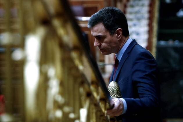 Spanish Prime Minister, Pedro Sanchez (C), in his way to his seat after he delivered a speech during the plenary session at Lower Chamber of Spanish Parliament, in Madrid, Spain, 09 April 2020. The session is to be focused in passing a new extension of the state of alarm due to coronavirus outbreak. Plenary session amid coronavirus outbreak !ACHTUNG: NUR REDAKTIONELLE NUTZUNG!  Copyright: xMariscalx GRAF8078 20200409-637220412971326998
