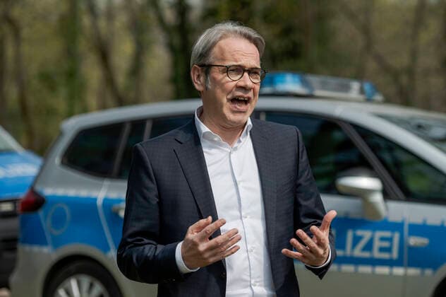 PRESS DATE WITH THURINGIAN MINISTER OF THE INTERNAL GEORG MAIER AT LUISENPARK ERFURT 09 04 2020 Erfurt At the press event on April 9, 2020 in Erfurts Luisenpark, Thuringias Minister of the Interior and Municipal Affairs Georg Maier SPD calls for compliance with contact restrictions over the Easter holidays
