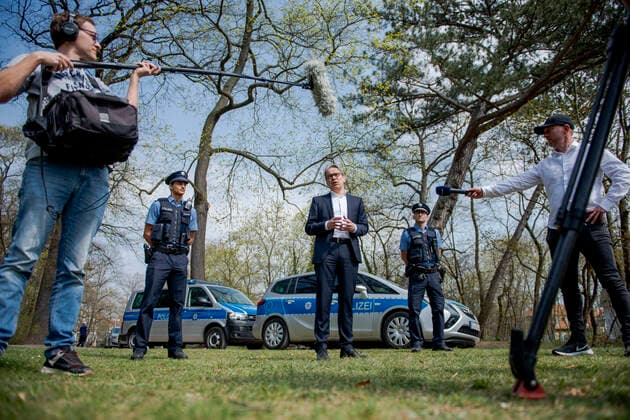 PRESS DATE WITH THURICHS MINISTER OF THE INTERNAL GEORG MAIER AT LUISENPARK ERFURT 09 04 2020 Erfurt At the press event on April 9, 2020 in Erfurts Luisenpark, Thuringias Minister of the Interior and Municipal Affairs Georg Maier SPD calls for compliance with contact restrictions over the Easter holidays Behind him are Police Commissioner Daniel Weise on the right and Police Master Pascal Unbehaun