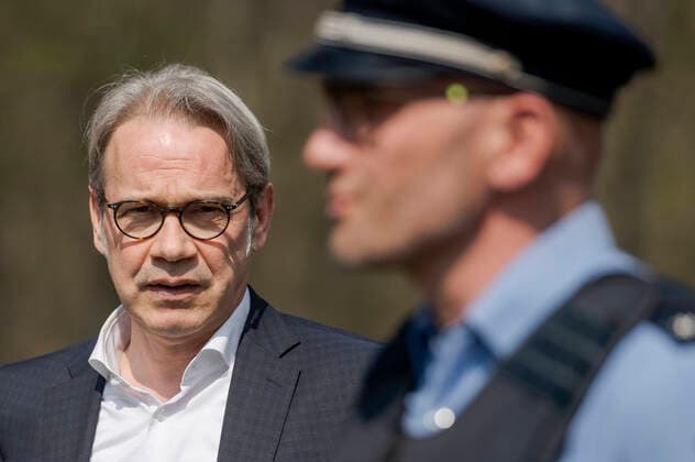 PRESS DATE WITH THURINGIAN MINISTER OF THE INTERNAL GEORG MAIER AT LUISENPARK ERFURT 09 04 2020 Erfurt At the press event on April 9, 2020 in Erfurts Luisenpark, the Thuringian Minister of the Interior and Municipal Affairs Georg Maier SPD calls for the observance of contact restrictions over the Easter holidays.