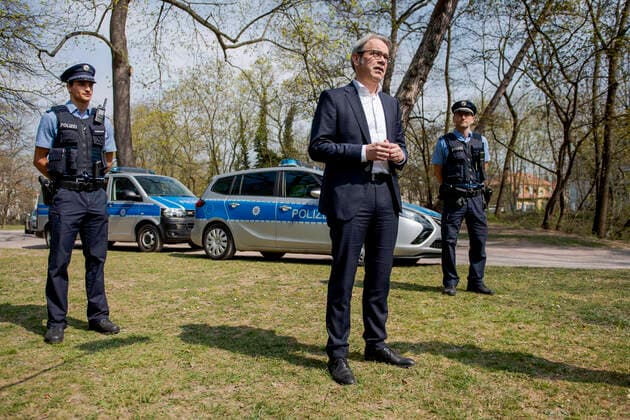 PRESS DATE WITH THURICHS MINISTER OF THE INTERNAL GEORG MAIER AT LUISENPARK ERFURT 09 04 2020 Erfurt At the press event on April 9, 2020 in Erfurts Luisenpark, Thuringias Minister of the Interior and Municipal Affairs Georg Maier SPD calls for compliance with contact restrictions over the Easter holidays Behind him are Police Commissioner Daniel Weise on the right and Police Master Pascal Unbehaun