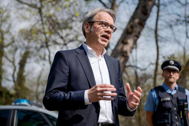 PRESS DATE WITH THURINGIAN MINISTER OF THE INTERNAL GEORG MAIER AT LUISENPARK ERFURT 09 04 2020 Erfurt At the press event on April 9, 2020 in Erfurts Luisenpark, the Thuringian Minister of the Interior and Municipal Affairs Georg Maier SPD calls for the observance of contact restrictions over the Easter holidays.