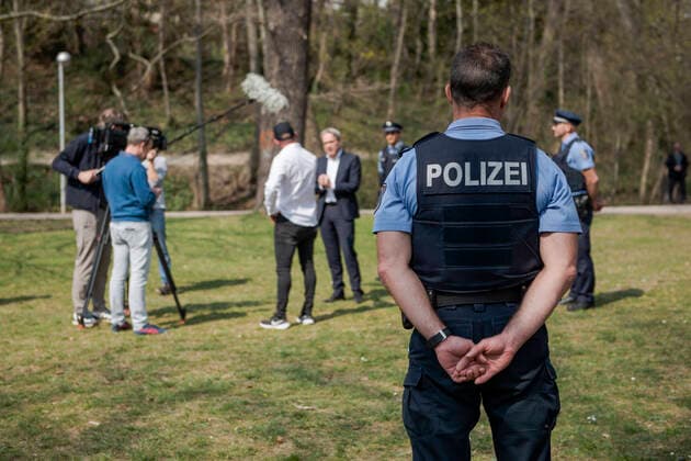 PRESS DATE WITH THURINGIAN MINISTER OF THE INTERNAL GEORG MAIER AT LUISENPARK ERFURT 09 04 2020 Erfurt At the press event on April 9, 2020 in Erfurts Luisenpark, Thuringias Minister of the Interior and Municipal Affairs Georg Maier SPD calls for compliance with contact restrictions over the Easter holidays