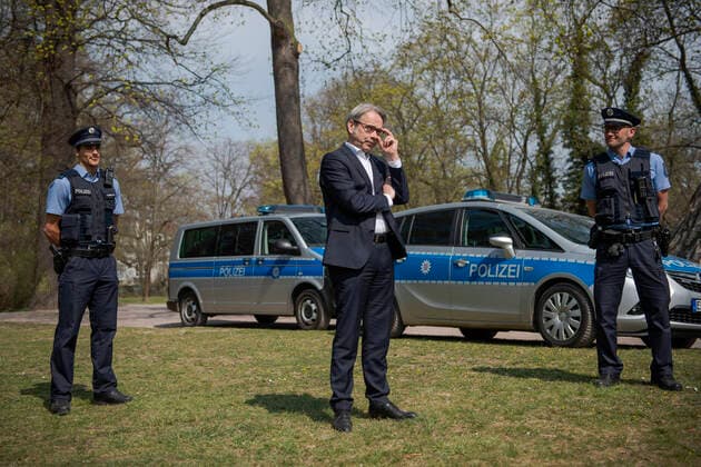 PRESS DATE WITH THURICHS MINISTER OF THE INTERNAL GEORG MAIER AT LUISENPARK ERFURT 09 04 2020 Erfurt At the press event on April 9, 2020 in Erfurts Luisenpark, Thuringias Minister of the Interior and Municipal Affairs Georg Maier SPD calls for compliance with contact restrictions over the Easter holidays Behind him are Police Commissioner Daniel Weise on the right and Police Master Pascal Unbehaun