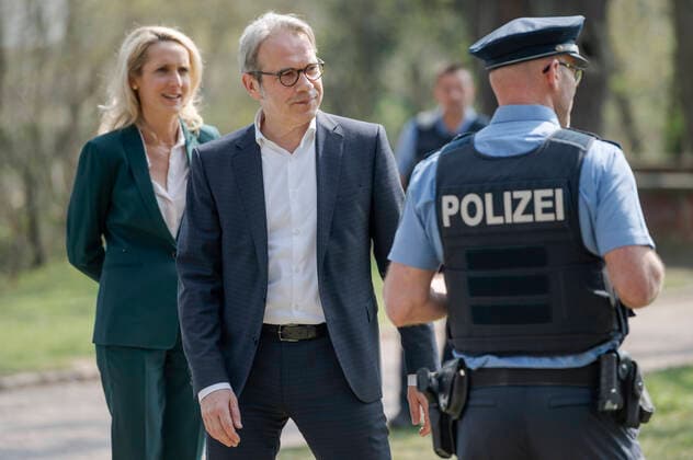 PRESS DATE WITH THURINGIAN MINISTER OF THE INTERNAL GEORG MAIER AT LUISENPARK ERFURT 09 04 2020 Erfurt At the press event on April 9, 2020 in Erfurts Luisenpark, Thuringias Minister of the Interior and Municipal Affairs Georg Maier SPD calls for compliance with contact restrictions over the Easter holidays