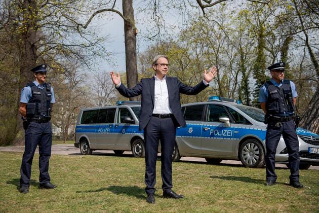 PRESS DATE WITH THURICHS MINISTER OF THE INTERNAL GEORG MAIER AT LUISENPARK ERFURT 09 04 2020 Erfurt At the press event on April 9, 2020 in Erfurts Luisenpark, Thuringias Minister of the Interior and Municipal Affairs Georg Maier SPD calls for compliance with contact restrictions over the Easter holidays Behind him are Police Commissioner Daniel Weise on the right and Police Master Pascal Unbehaun
