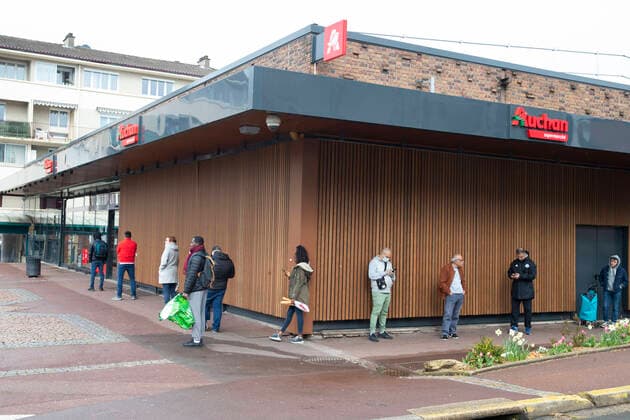 News Bilder des Tages File d attente devant le supermarche Auchan NEWS : Commerces centre de Franconville - Val d Oise - Covid19 - 09 04 2020 GwendolineLeGoff Panoramic 
