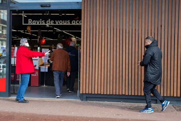 File d attente devant le supermarche Auchan NEWS : Commerces centre de Franconville - Val d Oise - Covid19 - 09 04 2020 GwendolineLeGoff Panoramic 