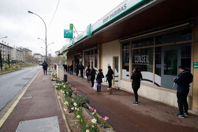 File d attente devant le supermarche Auchan NEWS : Commerces centre de Franconville - Val d Oise - Covid19 - 09 04 2020 GwendolineLeGoff Panoramic 