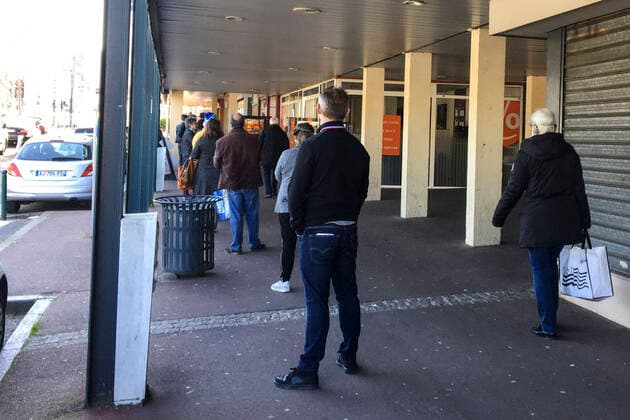 File d Attente devant la Boucherie NEWS : Commerces centre de Franconville - Val d Oise - Covid19 - 09 04 2020 GwendolineLeGoff Panoramic 
