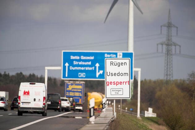 A signpost Rügen Usedom closed residents free stands at the directional road to Stralsund on the motorway junction A20 A19 near Rostock The access roads to the Baltic Sea islands of Rügen, Usedom, Hiddensee and Poel, to seaside resorts on the coast and to the Mecklen Copyright: FrankxHormannx xnordlicht