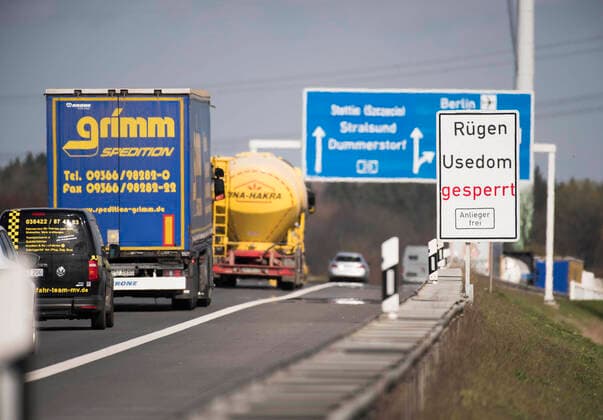 A signpost Rügen Usedom closed residents free stands at the directional road to Stralsund on the motorway junction A20 A19 near Rostock The access roads to the Baltic Sea islands of Rügen, Usedom, Hiddensee and Poel, to seaside resorts on the coast and to the Mecklen Copyright: FrankxHormannx xnordlicht