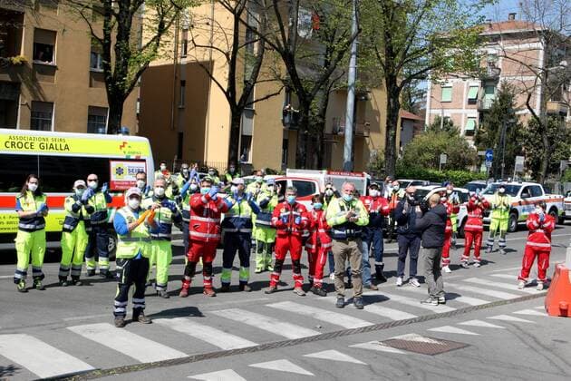 Parma, major hospital, the emergency staff and 118 and VVff offer thanks to the staff of the emergency room and hospital for the work done with a flash mob (sandro capatti Fotogramma, Parma - 2020-04-09) p.s. la foto e utilizzabile nel rispetto del contesto in cui e stata scattata, e senza intento diffamatorio del decoro delle persone rappresentate  Copyright: xsandroxcapattix xFOTOGRAMMAx