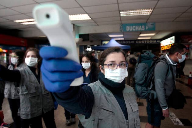 Santiago, April 9, 2020 The mayor of Central Station, Rodrigo Delgado with the head of the Control Program, leads the inspection of the bus terminal sanitary customs and the mandatory use of masks in public transport Also presents a digital survey for users to participate in a voluntary health registration Jonnathan Oyarzun Aton Chile, Santiago Chile Aton 410949  Copyright: JONNATHANxOYARZUN ATONxCHILE