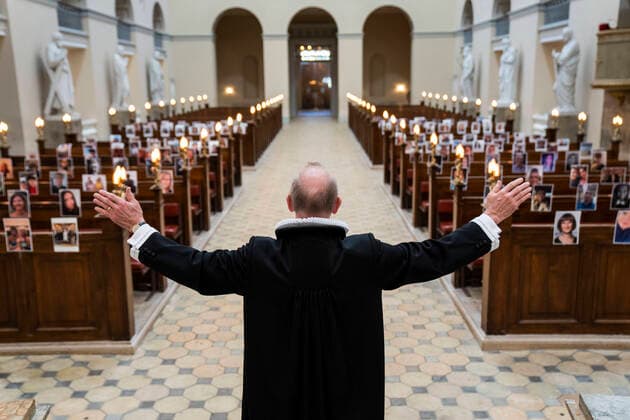 Bilder des Jahres 2020, News 04 April News Themen der Woche KW15 News Bilder des Tages Domprovst Anders Gadegaard og Koebenhavns Domkirke har afholdt paaskegudstjeneste foran en menighed af selfies torsdag den 9. april 2020. Paa grund af COVID-19 har Vor Frue kirke inspireret af en italiensk kirke holdt andagten skaertorsdag foran en menighed som havde sendt selfies ind til kirken. , Denmark *** County Prosecutor Anders Gadegaard and Copenhagen Cathedral held Easter service in front of a congregation of selfies on Thursday, April 9, 2020 Due to COVID 19, Our Ladys church inspired by an Italian church held the devotional on Thursday before a congregation that had sent selfies to the church, Denmark,  Copyright: MartinxSylvestx COP101 spdk20200409-163444-L