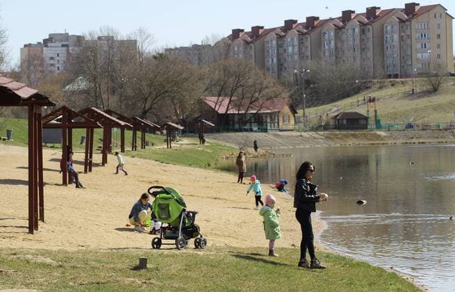 News Bilder des Tages The coronavirus outbreak in Belarus Local community tries to protect it self against the coronavirus outbreak on April 09,2020 in Mogilev,Belarus. Although there were certain restrictions we implement people try to leave normally. Belarusan Heath Ministry stated of almost 1500 infection of the coronavirus and 16 death cases EN_01423498_0058 
