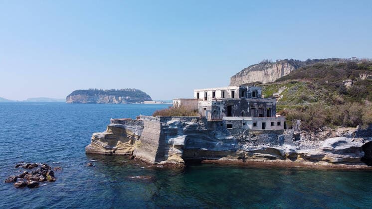 April 9, 2020, Napoli, CAMPANIA, ITALIA: 09 04 2020 Naples, along the coast of Mergellina and Marechiaro, the only place in the world where you can swim among the remains of ancient Roman walls, returned to splendor thanks to the lack of people and illegal discharges in the days of the pandemic quarantine for the Covid-19 virus. Napoli ITALIA - ZUMAs236 20200409_zap_s236_057 Copyright: xFabioxSassox