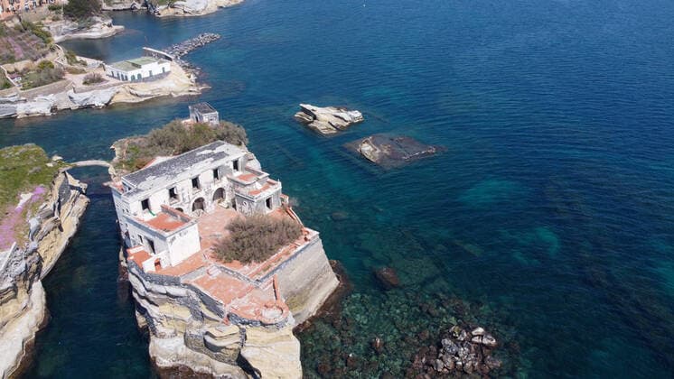 April 9, 2020, Napoli, CAMPANIA, ITALIA: 09 04 2020 Naples, along the coast of Mergellina and Marechiaro, the only place in the world where you can swim among the remains of ancient Roman walls, returned to splendor thanks to the lack of people and illegal discharges in the days of the pandemic quarantine for the Covid-19 virus. Napoli ITALIA - ZUMAs236 20200409_zap_s236_094 Copyright: xFabioxSassox
