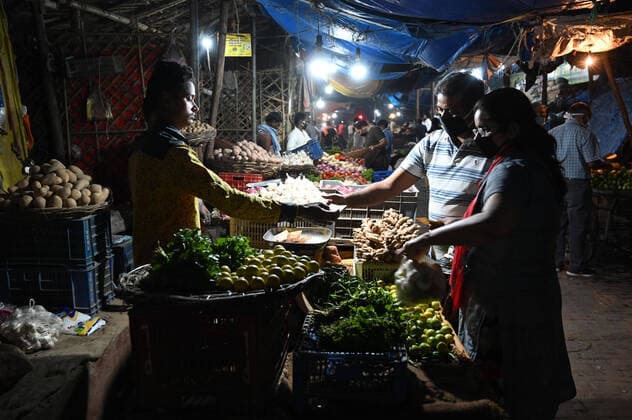 April 9, 2020, Prayagraj, Uttar Pradesh, India: People buying vegetable at a market during a government-imposed nationwide lockdown as a preventive measure against the spread of the COVID-19 coronavirus in Prayagraj on Thursday, April 09, 2020. Prayagraj India - ZUMAv115 20200409_zap_v115_027 Copyright: xPrabhatxKumarxVermax