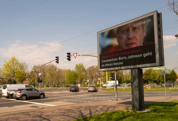 Corona pandemic information board digital, Boris Johnson, News from t online 09 04 2020