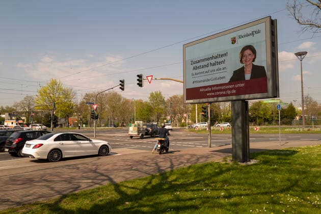 Corona pandemic information board digital, Malu Dreyer SPD , Minister President of Rhineland-Palatinate calls on the population to keep their distance 09 04 2020