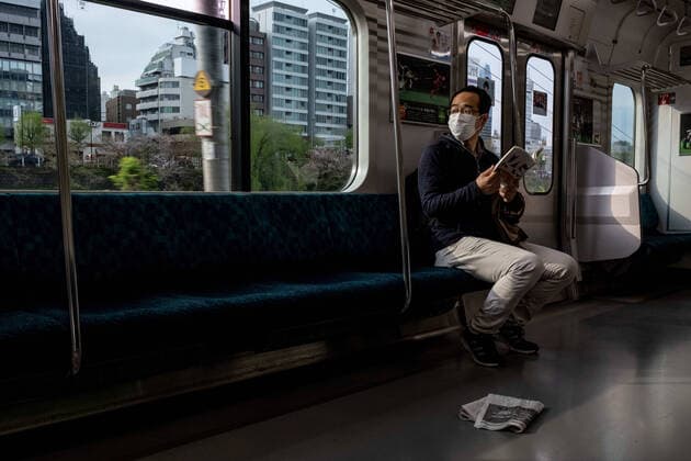 News Bilder des Tages April 9, 2020, Tokyo, Japan: A man wearing a face mask for protection reads on an empty JR train..The Japan government declared a state of emergency to cover Tokyo, Osaka, also covers Saitama, Kanagawa, Chiba, Hyogo and Fukuoka prefectures on the 7th April and will continue until at least May 6. Tokyo governor Yuriko Koike has asked residents to self-isolate as COVID-19 coronavirus spreads. Tokyo Japan - ZUMAs197 20200409_zaa_s197_085 Copyright: xViolaxKamx