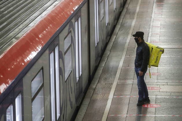 News Bilder des Tages MOSCOW, RUSSIA - APRIL 9, 2020: A Yandex.Eda food delivery service employee at Park Kultury Station of the Moscow Metro amid the COVID-19 coronavirus pandemic. Russian President Vladimir Putin has expanded non-working period till April 30, 2020 to prevent the spread of the novel coronavirus. Stanislav Krasilnikov TASS  TS0D50F0