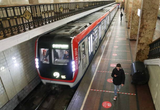 MOSCOW, RUSSIA - APRIL 9, 2020: Social distancing stickers at Park Kultury Station of the Moscow Metro amid the COVID-19 coronavirus pandemic. Russian President Vladimir Putin has expanded non-working period till April 30, 2020 to prevent the spread of the novel coronavirus. Stanislav Krasilnikov TASS  TS0D50F3