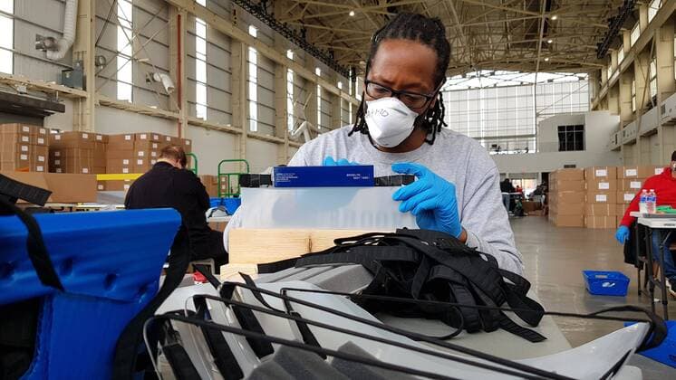 News Bilder des Tages Volunteers work making protective masks at the former Brooklyn military shipyards in New York, USA, 09 April 2020. The former Brooklyn shipyards, from which warships like the Maine emerged, whose sinking in 1898 sparked the war between the United States and Spain, or the USS Missouri, which witnessed in 1945 the unconditional surrender of Japan in World War II (1940-45), since the outbreak of the coronavirus crisis, have housed an improvised mask factory, to protect health personnel who care for COVID-19 patients on the front line. Former War Yards Now Make Masks Against COVID-19 !ACHTUNG: NUR REDAKTIONELLE NUTZUNG!  Copyright: xJorgexFuentelsazx USA942 20200409-637220552968135968