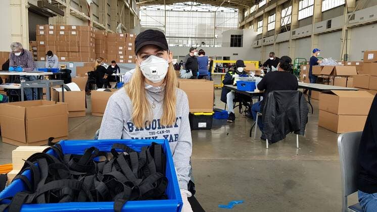 Volunteers work making protective masks at the former Brooklyn military shipyards in New York, USA, 09 April 2020. The former Brooklyn shipyards, from which warships like the Maine emerged, whose sinking in 1898 sparked the war between the United States and Spain, or the USS Missouri, which witnessed in 1945 the unconditional surrender of Japan in World War II (1940-45), since the outbreak of the coronavirus crisis, have housed an improvised mask factory, to protect health personnel who care for COVID-19 patients on the front line. Former War Yards Now Make Masks Against COVID-19 !ACHTUNG: NUR REDAKTIONELLE NUTZUNG!  Copyright: xJorgexFuentelsazx USA945 20200409-637220554405115354