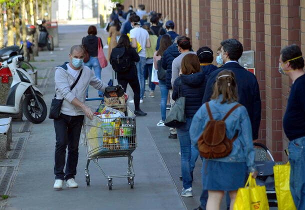 Milan, queues at supermarkets for Easter expenses, esselunga in via Ripamonti (Maurizio Maule Fotogramma, Milan - 2020-04-09) p.s. la foto e utilizzabile nel rispetto del contesto in cui e stata scattata, e senza intento diffamatorio del decoro delle persone rappresentate  Copyright: xMaurizioxMaulex xFOTOGRAMMAx