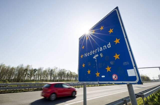 2020-04-09 15:30:00 HEIJEN - Duitse auto s rijden over de Nederlandse grens. Traditiegetrouw komen veel Duitsers over op Witte Donderdag om het paasweekeinde hier door te brengen. ANP ROBIN VAN LONKHUIJSEN  Copyright: xANPxRobinxvanxLonkhuijsenx x409414773x