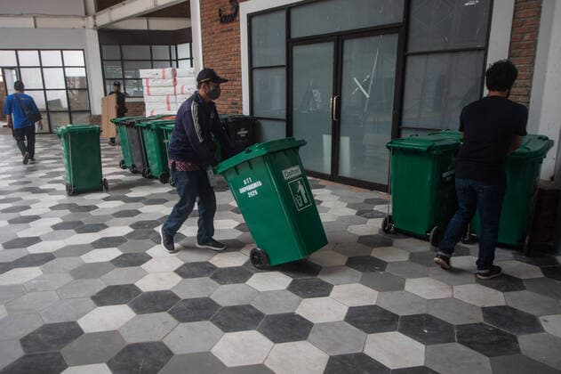Coronavirus in Indonesien, provisorisches Krankenhaus in Tangerang Selatan wird eingeri (200409) -- SOUTH TANGERANG, April 9, 2020 -- Workers move trash boxes at a makeshift quarantine hospital built to fight against COVID-19 in South Tangerang, Indonesia, April 9, 2020. The Indonesian government said on Thursday that the number of confirmed cases of the COVID-19 in the country jumped to 3,293 and the death toll climbed to 280. ) INDONESIA-SOUTH TANGERANG-COVID-19-QUARANTINE HOSPITAL MAKESHIFT VerixSanovri 