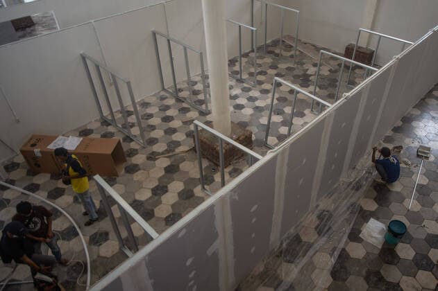 Coronavirus in Indonesien, provisorisches Krankenhaus in Tangerang Selatan wird eingeri (200409) -- SOUTH TANGERANG, April 9, 2020 -- People build a makeshift quarantine hospital against COVID-19 in South Tangerang in Indonesia, April 9, 2020. The Indonesian government said on Thursday that the number of confirmed cases of the COVID-19 in the country jumped to 3,293 and the death toll climbed to 280. ) INDONESIA-SOUTH TANGERANG-COVID-19-QUARANTINE HOSPITAL MAKESHIFT VerixSanovri 