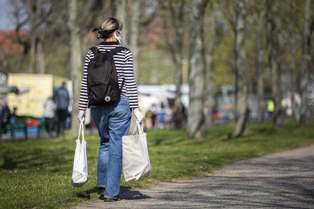 A woman with mouth protection and protective gloves wears two bags at the weekly market at the Lingnerallee in Dresden, 09 04 2020 Due to the spread of the corona virus there is a mask obligation for the first time at a weekly market in Dresden Dresden Germany Copyright: xFlorianxGaertner photothek.netx