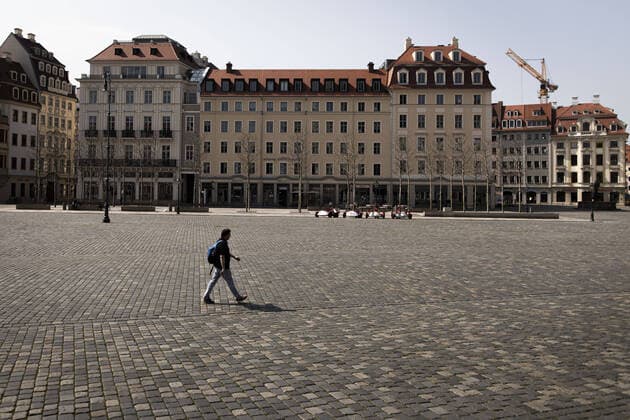 A man walking alone in the city centre in Dresden, 09 04 2020 Due to the spread of the coronavirus, there are restrictions on the use of the virus throughout Germany Dresden Germany Copyright: xFlorianxGaertner photothek.netx