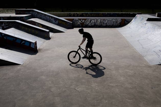 A man rides a mountain bike in a skate park in Dresden, 09 04 2020 Due to the spread of the coronavirus, there are restrictions in Germany Dresden Germany Copyright: xFlorianxGaertner photothek.netx
