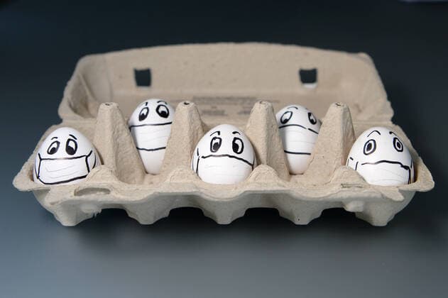 Ostern während Corona ist geprägt von Abstandsregeln und Isolation - Hühnereier mit Abstand in einer Packung