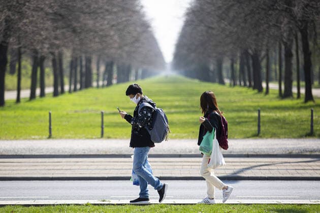 A man and a woman wearing mouthguards are walking along the Great Garden in Dresden, 09 04 2020 Due to the spread of the coronavirus, there are exit restrictions throughout Germany Dresden Germany Copyright: xFlorianxGaertner photothek.netx