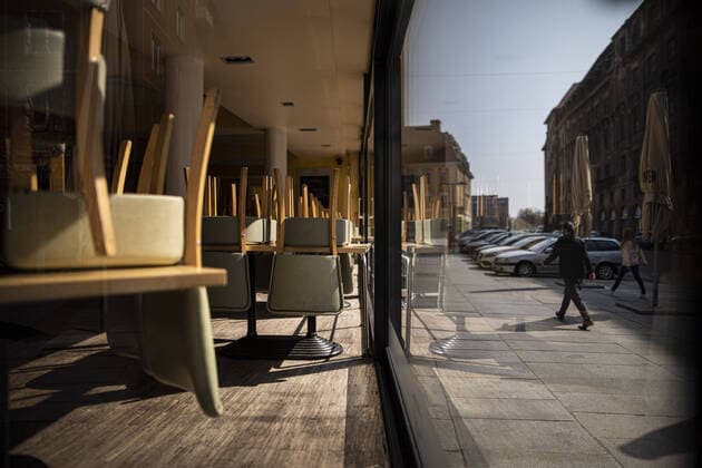 Seating furniture of a restaurant is assembled in the city centre of Dresden, 09 04 2020 Due to the spread of the coronavirus, there are restrictions on exit throughout Germany Catering establishments must remain closed unless they have set up a delivery or collection service Dresden Germany Copyright: xFlorianxGaertner photothek.netx
