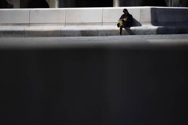 A man sits alone in the city centre in Dresden, 09 04 2020 Due to the spread of the coronavirus, there are restrictions on exit throughout Germany Dresden Germany Copyright: xFlorianxGaertner photothek.netx