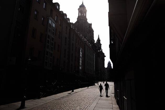 Two people stand out in front of the Frauenkirche in Dresden, 09 04 2020 Due to the spread of the coronavirus, there are restrictions throughout Germany Dresden Germany Copyright: xFlorianxGaertner photothek.netx