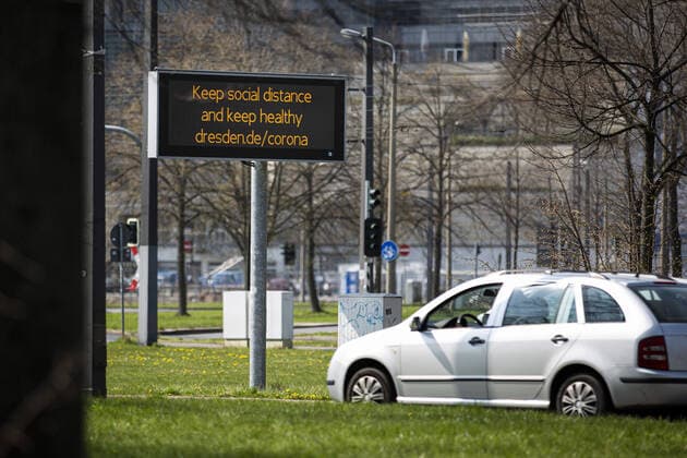 An illuminated sign with the words Keep social distance and keep healthy on a street, taken in Dresden, 09 04 2020 Due to the spread of the coronavirus there are exit restrictions throughout Germany Dresden Germany Copyright: xFlorianxGaertner photothek.netx