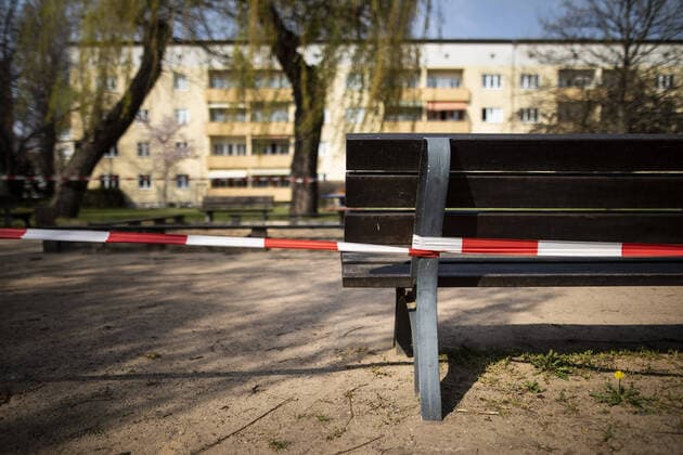 A bank cordoned off with a barrier tape, recorded in Dresden, 09 04 2020 Due to the spread of the coronavirus, there are exit restrictions throughout Germany Dresden Germany Copyright: xFlorianxGaertner photothek.netx
