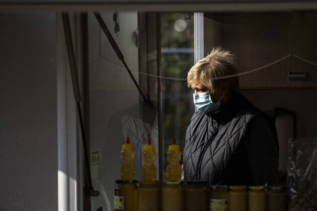 A saleswoman with a mouthguard, taken at the weekly market at Lingnerallee in Dresden, 09 04 2020 Due to the spread of the coronavirus there is a mask obligation for the first time at a weekly market in Dresden Dresden Dresden Germany Copyright: xFlorianxGaertner photothek.netx